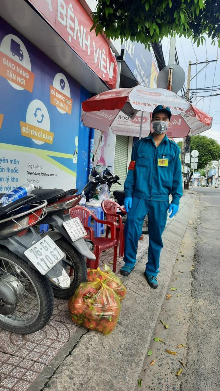 Trao quà cho các chốt kiểm soát và dãy trọ ở Đại lộ 3 P.Phước Bình (ngày 31-08-2021)